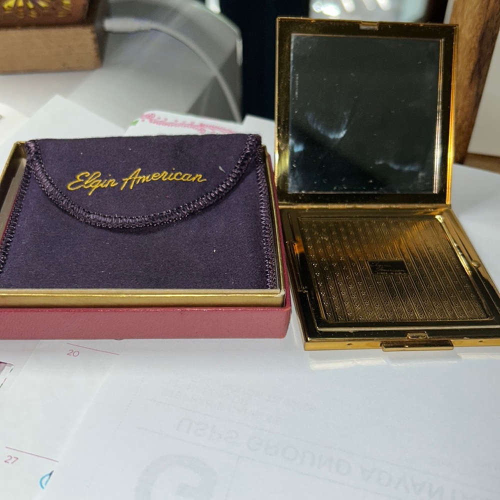 Elgin American compact with Original box and carrying pouch. Absolutely gorgeous